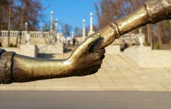 Άγαλμα με ένα αγόρι και ένα κορίτσι που κρατούν το χέρι της στοκ εικόνες με δικαίωμα ελεύθερης χρήσης Άγαλμα με ένα αγόρι και ένα κορίτσι που κρατούν το χέρι της στοκ εικόνες με δικαίωμα ελεύθερης χρήσης