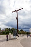 Άγαλμα που αντιπροσωπεύει τη σταύρωση και το Πάπαντα Ιωάννης Παύλος Β' στοκ φωτογραφίες με δικαίωμα ελεύθερης χρήσης Άγαλμα που αντιπροσωπεύει τη σταύρωση και το Πάπαντα Ιωάννης Παύλος Β' στοκ φωτογραφίες με δικαίωμα ελεύθερης χρήσης