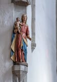 Άγαλμα της Virgin Mary και νήπιο Ιησούς, εκκλησία Αγίου Vitus, Cesky Krumlov, Δημοκρατία της Τσεχίας στοκ εικόνα με δικαίωμα ελεύθερης χρήσης Άγαλμα της Virgin Mary και νήπιο Ιησούς, εκκλησία Αγίου Vitus, Cesky Krumlov, Δημοκρατία της Τσεχίας στοκ εικόνα με δικαίωμα ελεύθερης χρήσης