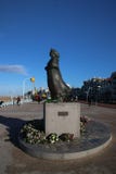 Άγαλμα της συζύγου fishermans στην ακτή του Scheveningen κοντά στη Χάγη, για να θυμηθεί όλους τους ψαράδες που δεν ήρθε ποτέ πίσω στοκ εικόνα με δικαίωμα ελεύθερης χρήσης Άγαλμα της συζύγου fishermans στην ακτή του Scheveningen κοντά στη Χάγη, για να θυμηθεί όλους τους ψαράδες που δεν ήρθε ποτέ πίσω στοκ εικόνα με δικαίωμα ελεύθερης χρήσης