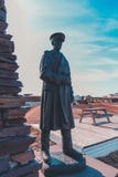 Άγαλμα του βασιλιά Haakon στο φρούριο Vardohus σε Vardo, Νορβηγία τη θερινή ημέρα στοκ φωτογραφία με δικαίωμα ελεύθερης χρήσης Άγαλμα του βασιλιά Haakon στο φρούριο Vardohus σε Vardo, Νορβηγία τη θερινή ημέρα στοκ φωτογραφία με δικαίωμα ελεύθερης χρήσης