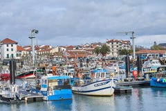 Άγιος Jean de Luz, Γαλλία η ζωηρόχρωμη δημοφιλής αρχιτεκτονική του 03-18-2019 εδώ συναντά τις βάρκες στοκ εικόνα Άγιος Jean de Luz, Γαλλία η ζωηρόχρωμη δημοφιλής αρχιτεκτονική του 03-18-2019 εδώ συναντά τις βάρκες στοκ εικόνα