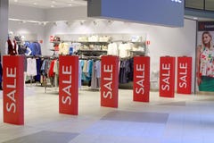 Άγιος Πετρούπολη, Ρωσία - 10 Αυγούστου 2018: Κόκκινα σημάδια πώλησης στη λεωφόρο στοκ εικόνες με δικαίωμα ελεύθερης χρήσης Άγιος Πετρούπολη, Ρωσία - 10 Αυγούστου 2018: Κόκκινα σημάδια πώλησης στη λεωφόρο στοκ εικόνες με δικαίωμα ελεύθερης χρήσης
