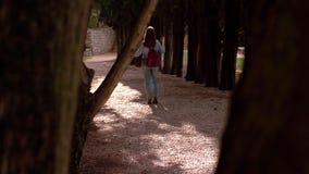 Άγνωστος νέος ταξιδιώτης γυναικών μέσα με ένα σακίδιο πλάτης φιλμ μικρού μήκους Άγνωστος νέος ταξιδιώτης γυναικών μέσα με ένα σακίδιο πλάτης φιλμ μικρού μήκους