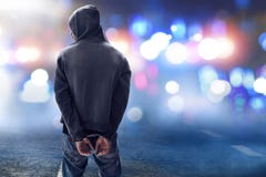 Άγνωστος χάκερ στις χειροπέδες στην οδό Στοκ φωτογραφίες με δικαίωμα ελεύθερης χρήσης Άγνωστος χάκερ στις χειροπέδες στην οδό Στοκ φωτογραφίες με δικαίωμα ελεύθερης χρήσης