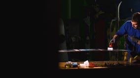 Άκρη αλέσματος σε ένα σνόουμπορντ στην υπηρεσία Πίνακας παραφίνης επισκευή σνόουμπορντ φιλμ μικρού μήκους Άκρη αλέσματος σε ένα σνόουμπορντ στην υπηρεσία Πίνακας παραφίνης επισκευή σνόουμπορντ φιλμ μικρού μήκους