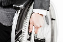 Άκυρος ή με ειδικές ανάγκες επιχειρηματίας στη μαύρη αναπηρική καρέκλα συνεδρίασης κοστουμιών στοκ φωτογραφία Άκυρος ή με ειδικές ανάγκες επιχειρηματίας στη μαύρη αναπηρική καρέκλα συνεδρίασης κοστουμιών στοκ φωτογραφία