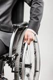 Άκυρος ή με ειδικές ανάγκες επιχειρηματίας στη μαύρη αναπηρική καρέκλα συνεδρίασης κοστουμιών στοκ εικόνα Άκυρος ή με ειδικές ανάγκες επιχειρηματίας στη μαύρη αναπηρική καρέκλα συνεδρίασης κοστουμιών στοκ εικόνα