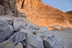 Άλπεις Apuan, Καρράρα, Τοσκάνη, Ιταλία 28 Μαρτίου 2019 Ένα λατομείο του άσπρου μαρμάρου στοκ εικόνα Άλπεις Apuan, Καρράρα, Τοσκάνη, Ιταλία 28 Μαρτίου 2019 Ένα λατομείο του άσπρου μαρμάρου στοκ εικόνα