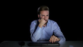 Άνδρας που αποστρέφεται νεαρός με την εξέταση του φορτωμένου αρχείου φιλμ μικρού μήκους Άνδρας που αποστρέφεται νεαρός με την εξέταση του φορτωμένου αρχείου φιλμ μικρού μήκους