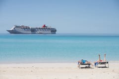 Άνδρας και γυναίκα που κάνουν ηλιοθεραπεία στην παραλία με την έξαρση στοκ φωτογραφία με δικαίωμα ελεύθερης χρήσης Άνδρας και γυναίκα που κάνουν ηλιοθεραπεία στην παραλία με την έξαρση στοκ φωτογραφία με δικαίωμα ελεύθερης χρήσης