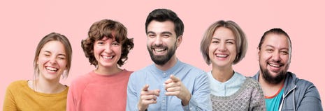 Άνδρες και γυναίκες που γελούν στο αστείο που έχει την καλή διάθεση στοκ εικόνες Άνδρες και γυναίκες που γελούν στο αστείο που έχει την καλή διάθεση στοκ εικόνες