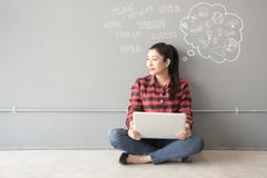 Άνθρωποι Ασιάτης των και ενήλικων νέων που χρησιμοποιούν το φορητό υπολογιστή για τις πληροφορίες, στοκ εικόνες με δικαίωμα ελεύθερης χρήσης Άνθρωποι Ασιάτης των και ενήλικων νέων που χρησιμοποιούν το φορητό υπολογιστή για τις πληροφορίες, στοκ εικόνες με δικαίωμα ελεύθερης χρήσης