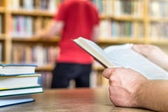 Άνθρωποι δημόσια ή σχολική βιβλιοθήκη στο κολλέγιο ή το πανεπιστήμιο στοκ εικόνα με δικαίωμα ελεύθερης χρήσης Άνθρωποι δημόσια ή σχολική βιβλιοθήκη στο κολλέγιο ή το πανεπιστήμιο στοκ εικόνα με δικαίωμα ελεύθερης χρήσης