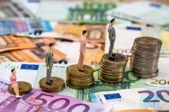 Άνθρωποι παιχνιδιών που στέκονται στα ευρο- νομίσματα και τα τραπεζογραμμάτια στοκ εικόνες Άνθρωποι παιχνιδιών που στέκονται στα ευρο- νομίσματα και τα τραπεζογραμμάτια στοκ εικόνες
