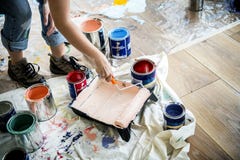 Άνθρωποι που ανακαινίζουν τη ζωγραφική τοίχων σπιτιών στοκ εικόνες Άνθρωποι που ανακαινίζουν τη ζωγραφική τοίχων σπιτιών στοκ εικόνες