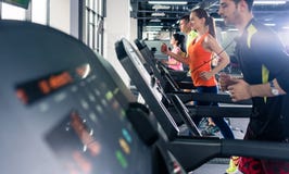 Άνθρωποι που ασκούν treadmill στοκ φωτογραφία Άνθρωποι που ασκούν treadmill στοκ φωτογραφία