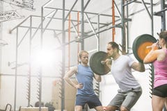 Άνθρωποι που βοηθούν το άτομο στην ανύψωση barbell στη γυμναστική crossfit στοκ φωτογραφία Άνθρωποι που βοηθούν το άτομο στην ανύψωση barbell στη γυμναστική crossfit στοκ φωτογραφία