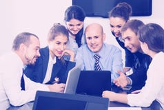 Άνθρωποι που εργάζονται παραγωγικά στο επιχειρησιακό πρόγραμμα από κοινού στοκ φωτογραφίες με δικαίωμα ελεύθερης χρήσης Άνθρωποι που εργάζονται παραγωγικά στο επιχειρησιακό πρόγραμμα από κοινού στοκ φωτογραφίες με δικαίωμα ελεύθερης χρήσης