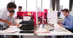 Άνθρωποι που εργάζονται στα γραφεία στο σύγχρονο ανοικτό γραφείο σχεδίων απόθεμα βίντεο Άνθρωποι που εργάζονται στα γραφεία στο σύγχρονο ανοικτό γραφείο σχεδίων απόθεμα βίντεο