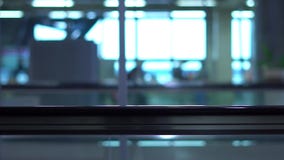 Άνθρωποι που κινούνται στις επίπεδες κυλιόμενες σκάλες σε ένα τερματικό ή έναν σταθμό τρένου αερολιμένων κίνηση αργή απόθεμα βίντεο Άνθρωποι που κινούνται στις επίπεδες κυλιόμενες σκάλες σε ένα τερματικό ή έναν σταθμό τρένου αερολιμένων κίνηση αργή απόθεμα βίντεο