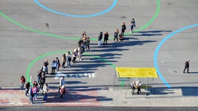 Άνθρωποι που περιμένουν στη σειρά για ένα λεωφορείο στοκ φωτογραφίες με δικαίωμα ελεύθερης χρήσης Άνθρωποι που περιμένουν στη σειρά για ένα λεωφορείο στοκ φωτογραφίες με δικαίωμα ελεύθερης χρήσης
