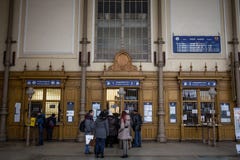 Άνθρωποι που περιμένουν στη σειρά και που περιμένουν μπροστά από τους μετρητές εισιτηρίων στο σταθμό τρένου Nyugati Palyaudvar γι στοκ φωτογραφίες με δικαίωμα ελεύθερης χρήσης Άνθρωποι που περιμένουν στη σειρά και που περιμένουν μπροστά από τους μετρητές εισιτηρίων στο σταθμό τρένου Nyugati Palyaudvar γι στοκ φωτογραφίες με δικαίωμα ελεύθερης χρήσης