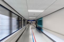 Άνθρωποι που περπατούν επειγόντως κατά μήκος του διαδρόμου του ασθενοφόρου στοκ φωτογραφία Άνθρωποι που περπατούν επειγόντως κατά μήκος του διαδρόμου του ασθενοφόρου στοκ φωτογραφία