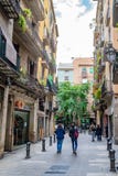 Άνθρωποι που περπατούν κάτω από τη στενή οδό μεταξύ των καταστημάτων/των καταστημάτων στη Βαρκελώνη στοκ εικόνες με δικαίωμα ελεύθερης χρήσης Άνθρωποι που περπατούν κάτω από τη στενή οδό μεταξύ των καταστημάτων/των καταστημάτων στη Βαρκελώνη στοκ εικόνες με δικαίωμα ελεύθερης χρήσης