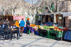 Άνθρωποι που περπατούν κατά μήκος των στάβλων τροφίμων σε μια τοπική αγορά Esporles, Μαγιόρκα, Ισπανία στοκ εικόνα Άνθρωποι που περπατούν κατά μήκος των στάβλων τροφίμων σε μια τοπική αγορά Esporles, Μαγιόρκα, Ισπανία στοκ εικόνα