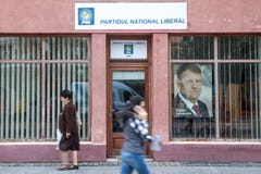 Άνθρωποι που περπατούν μέσα από του τοπικού γραφείου του εθνικού φιλελεύθερου, εθνικού Φιλελεύθερου κόμματος Partidul κόμματος PN στοκ φωτογραφία με δικαίωμα ελεύθερης χρήσης Άνθρωποι που περπατούν μέσα από του τοπικού γραφείου του εθνικού φιλελεύθερου, εθνικού Φιλελεύθερου κόμματος Partidul κόμματος PN στοκ φωτογραφία με δικαίωμα ελεύθερης χρήσης
