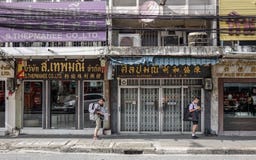 Άνθρωποι που περπατούν στην οδό στη Μπανγκόκ, Ταϊλάνδη στοκ φωτογραφία Άνθρωποι που περπατούν στην οδό στη Μπανγκόκ, Ταϊλάνδη στοκ φωτογραφία