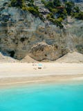 Άνθρωποι που στην παραλία Egremni, Λευκάδα, Ελλάδα στοκ εικόνες με δικαίωμα ελεύθερης χρήσης Άνθρωποι που στην παραλία Egremni, Λευκάδα, Ελλάδα στοκ εικόνες με δικαίωμα ελεύθερης χρήσης