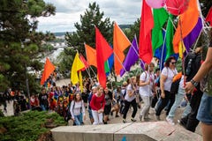 Άνθρωποι που συμμετέχουν στην υπερηφάνεια της Πράγας - μια μεγάλη ομοφυλοφιλική & λεσβιακή υπερηφάνεια στοκ εικόνα Άνθρωποι που συμμετέχουν στην υπερηφάνεια της Πράγας - μια μεγάλη ομοφυλοφιλική & λεσβιακή υπερηφάνεια στοκ εικόνα