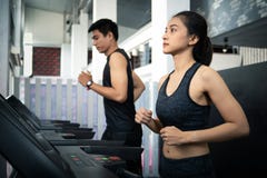 Άνθρωποι που τρέχουν treadmill μηχανών στη γυμναστική ικανότητας στοκ φωτογραφία με δικαίωμα ελεύθερης χρήσης Άνθρωποι που τρέχουν treadmill μηχανών στη γυμναστική ικανότητας στοκ φωτογραφία με δικαίωμα ελεύθερης χρήσης