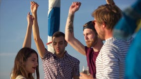 Άνθρωποι που χορεύουν κατά τη διάρκεια του κόμματος στο γιοτ απόθεμα βίντεο Άνθρωποι που χορεύουν κατά τη διάρκεια του κόμματος στο γιοτ απόθεμα βίντεο