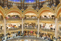 Άνθρωποι που ψωνίζουν στα galeries του Λαφαγέτ πολυτέλειας του Παρισιού, Γαλλία στοκ φωτογραφίες Άνθρωποι που ψωνίζουν στα galeries του Λαφαγέτ πολυτέλειας του Παρισιού, Γαλλία στοκ φωτογραφίες