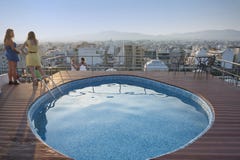 Άνθρωποι στη εικονική παράσταση πόλης προσοχής πεζουλιών της Αθήνας στοκ εικόνες με δικαίωμα ελεύθερης χρήσης Άνθρωποι στη εικονική παράσταση πόλης προσοχής πεζουλιών της Αθήνας στοκ εικόνες με δικαίωμα ελεύθερης χρήσης
