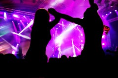 Άνθρωποι στη συναυλία μουσικής, disco στοκ φωτογραφία Άνθρωποι στη συναυλία μουσικής, disco στοκ φωτογραφία