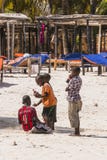 Άνθρωποι στην παραλία σε Zanzibar στοκ εικόνες με δικαίωμα ελεύθερης χρήσης Άνθρωποι στην παραλία σε Zanzibar στοκ εικόνες με δικαίωμα ελεύθερης χρήσης