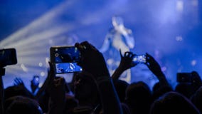 Άνθρωποι στο βίντεο ή τη φωτογραφία πυροβολισμού συναυλίας στοκ φωτογραφία με δικαίωμα ελεύθερης χρήσης Άνθρωποι στο βίντεο ή τη φωτογραφία πυροβολισμού συναυλίας στοκ φωτογραφία με δικαίωμα ελεύθερης χρήσης