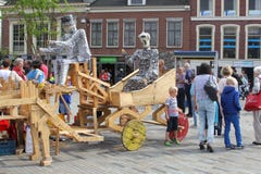 Άνθρωποι στο ετήσιο φεστιβάλ Steeet, leeeuwarden, Ολλανδία στοκ φωτογραφία με δικαίωμα ελεύθερης χρήσης Άνθρωποι στο ετήσιο φεστιβάλ Steeet, leeeuwarden, Ολλανδία στοκ φωτογραφία με δικαίωμα ελεύθερης χρήσης