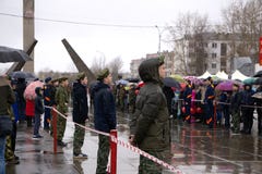 Άνθρωποι στο μνημείο στους πεσμένους στρατιώτες του Δεύτερου Παγκόσμιου Πολέμου Νίκη στην ημέρα της Ευρώπης - Το Berezniki σε 9 μ στοκ φωτογραφίες με δικαίωμα ελεύθερης χρήσης Άνθρωποι στο μνημείο στους πεσμένους στρατιώτες του Δεύτερου Παγκόσμιου Πολέμου Νίκη στην ημέρα της Ευρώπης - Το Berezniki σε 9 μ στοκ φωτογραφίες με δικαίωμα ελεύθερης χρήσης