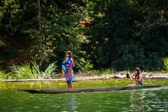 Άνθρωποι στο ΧΩΡΙΌ EMBERA, ΠΑΝΑΜΆΣ στοκ εικόνα με δικαίωμα ελεύθερης χρήσης Άνθρωποι στο ΧΩΡΙΌ EMBERA, ΠΑΝΑΜΆΣ στοκ εικόνα με δικαίωμα ελεύθερης χρήσης