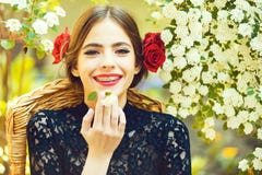 Άνοιξη, καλοκαίρι Γυναίκα στοματολογίας που χαμογελά με το άσπρο λουλούδι στο στόμα στοκ φωτογραφίες με δικαίωμα ελεύθερης χρήσης Άνοιξη, καλοκαίρι Γυναίκα στοματολογίας που χαμογελά με το άσπρο λουλούδι στο στόμα στοκ φωτογραφίες με δικαίωμα ελεύθερης χρήσης