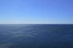 Άπειρος ωκεανός και μπλε στην Πορτογαλία στοκ φωτογραφία Άπειρος ωκεανός και μπλε στην Πορτογαλία στοκ φωτογραφία