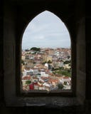 Άποψη Alfama μέσω ενός παραθύρου στοκ φωτογραφίες Άποψη Alfama μέσω ενός παραθύρου στοκ φωτογραφίες