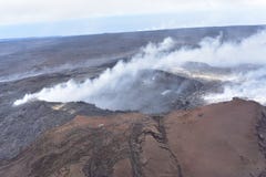 Άποψη Arial του ηφαιστείου Kilauea της Χαβάης με την αύξηση καπνού στοκ φωτογραφίες Άποψη Arial του ηφαιστείου Kilauea της Χαβάης με την αύξηση καπνού στοκ φωτογραφίες