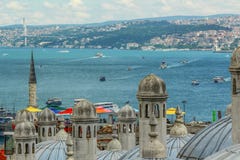 Άποψη Bosphorus Σκάφη που επιπλέουν στη θάλασσα στοκ εικόνα με δικαίωμα ελεύθερης χρήσης Άποψη Bosphorus Σκάφη που επιπλέουν στη θάλασσα στοκ εικόνα με δικαίωμα ελεύθερης χρήσης