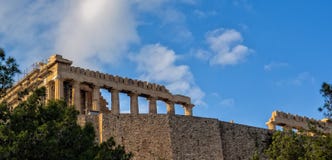 Άποψη Parthenon επάνω ο λόφος της ακρόπολη, Αθήνα, Ελλάδα στοκ εικόνες Άποψη Parthenon επάνω ο λόφος της ακρόπολη, Αθήνα, Ελλάδα στοκ εικόνες
